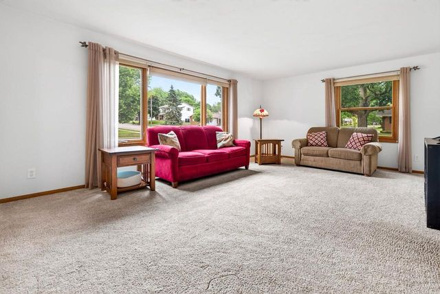 2001 N DOUGLAS STREET, Appleton, WI 54914