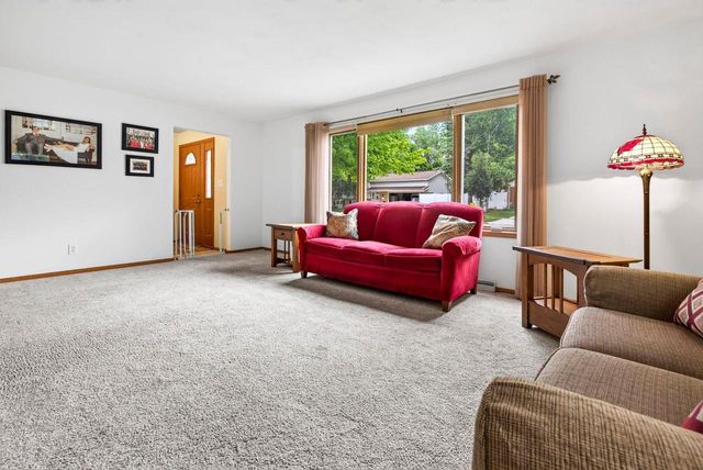2001 N DOUGLAS STREET, Appleton, WI 54914