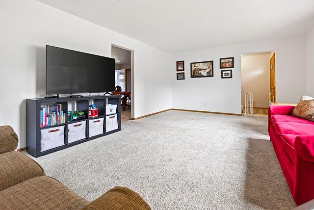 2001 N DOUGLAS STREET, Appleton, WI 54914