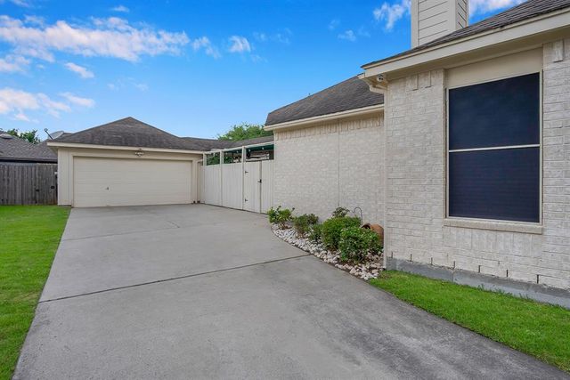 9827 Kimberly Loch Lane, Houston, TX 77089