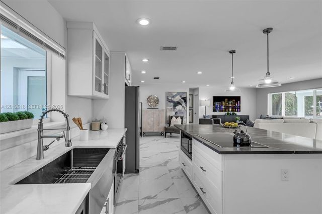 465 NW 11th St, Boca Raton, FL 33432