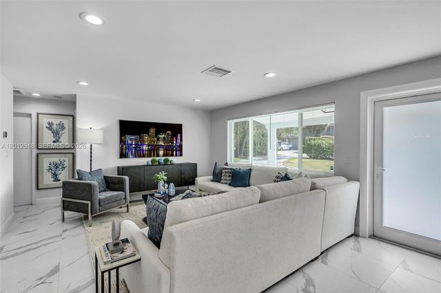 465 NW 11th St, Boca Raton, FL 33432