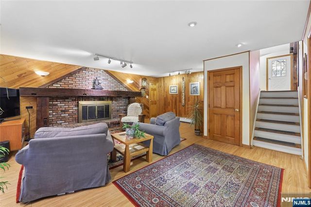 70 Walnut Street, Oakland, NJ 07436