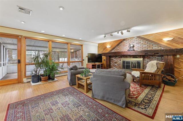 70 Walnut Street, Oakland, NJ 07436