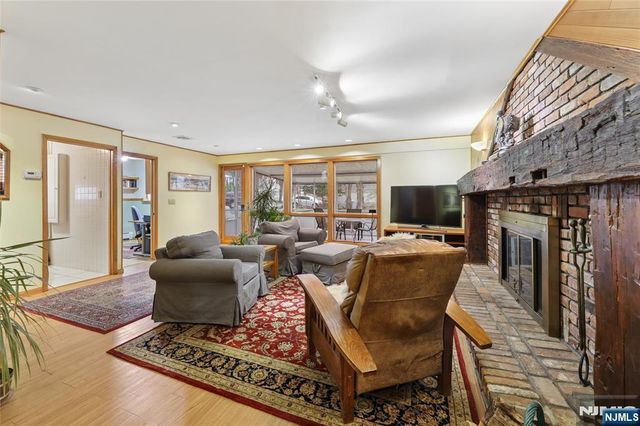 70 Walnut Street, Oakland, NJ 07436