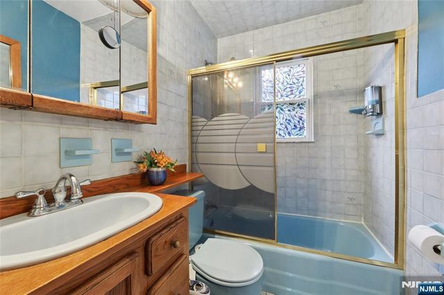 70 Walnut Street, Oakland, NJ 07436