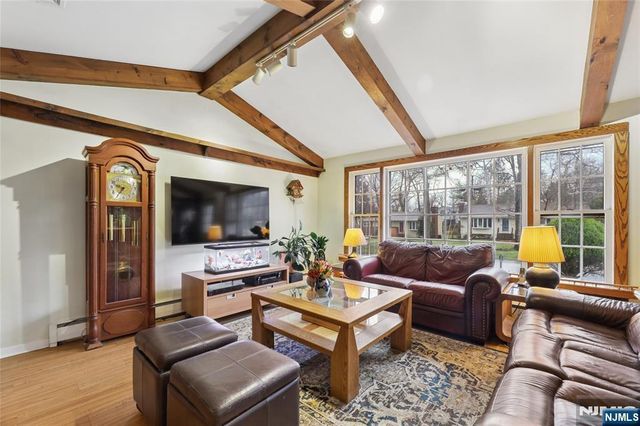 70 Walnut Street, Oakland, NJ 07436