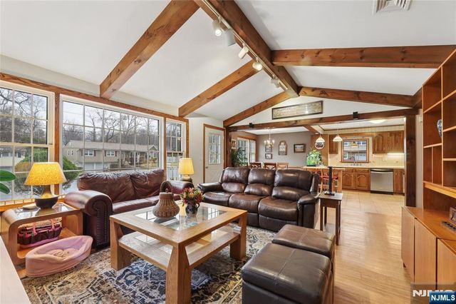 70 Walnut Street, Oakland, NJ 07436