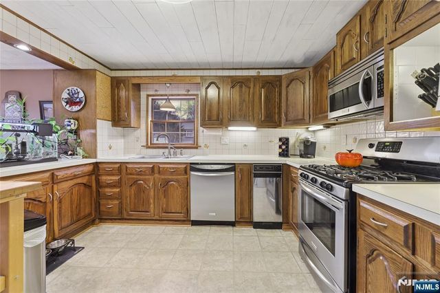 70 Walnut Street, Oakland, NJ 07436