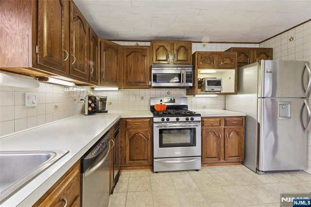 70 Walnut Street, Oakland, NJ 07436