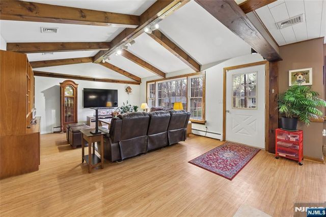 70 Walnut Street, Oakland, NJ 07436