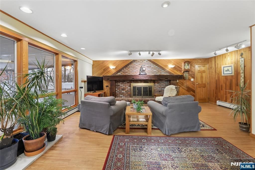 70 Walnut Street, Oakland, NJ 07436