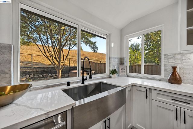 50 E Leeds Ct, Danville, CA 94526