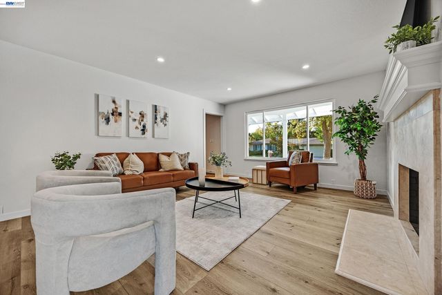 50 E Leeds Ct, Danville, CA 94526