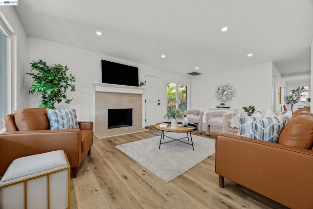 50 E Leeds Ct, Danville, CA 94526