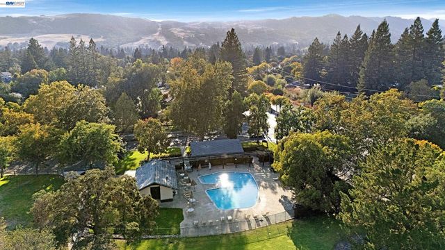50 E Leeds Ct, Danville, CA 94526