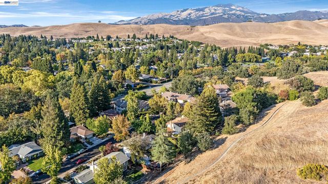 50 E Leeds Ct, Danville, CA 94526