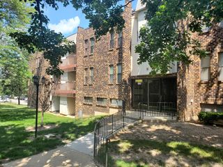 2275 Country Club Drive 23, Woodridge, IL 60517