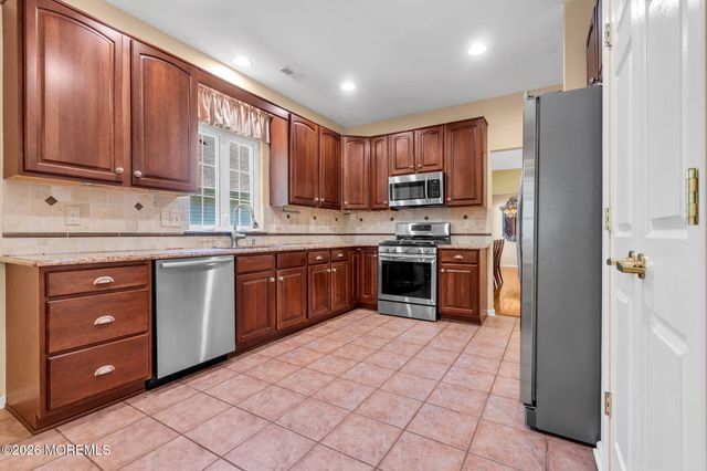 32 Shadow Creek Court, Jackson, NJ 08527