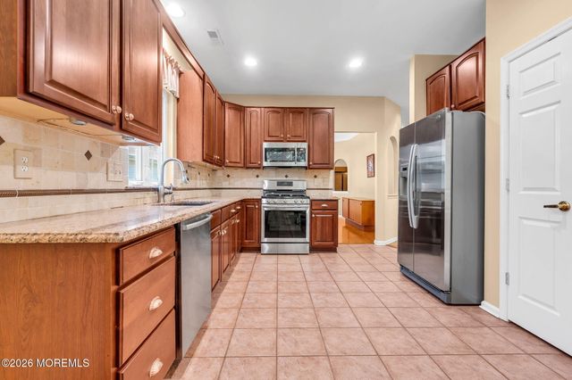 32 Shadow Creek Court, Jackson, NJ 08527