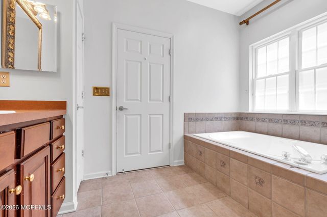 32 Shadow Creek Court, Jackson, NJ 08527