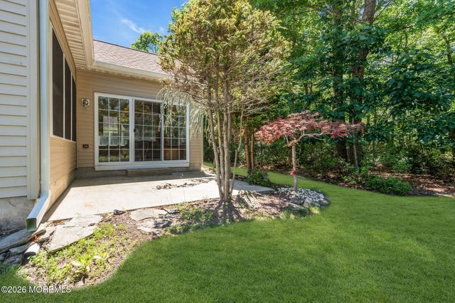 32 Shadow Creek Court, Jackson, NJ 08527