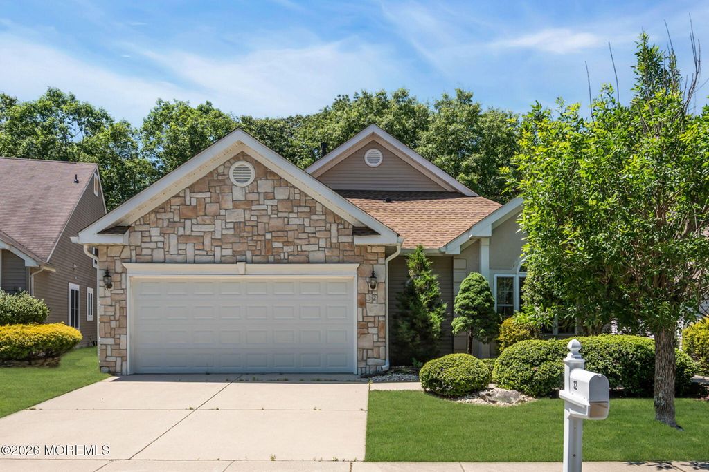 32 Shadow Creek Court, Jackson, NJ 08527
