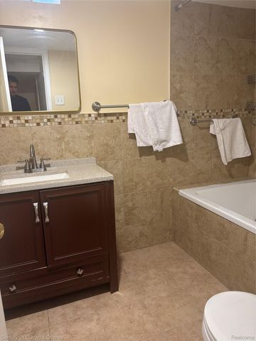 6004 Fenton Street, Dearborn Heights, MI 48127
