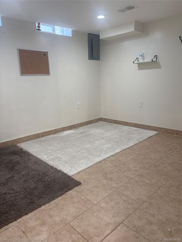6004 Fenton Street, Dearborn Heights, MI 48127
