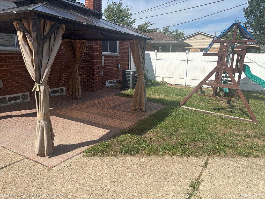 6004 Fenton Street, Dearborn Heights, MI 48127