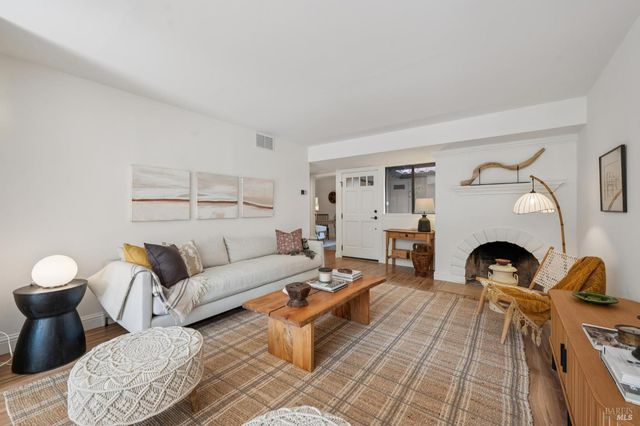 11 Pueblo Dr, San Rafael, CA 94903