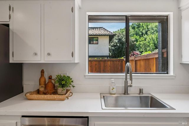 11 Pueblo Dr, San Rafael, CA 94903