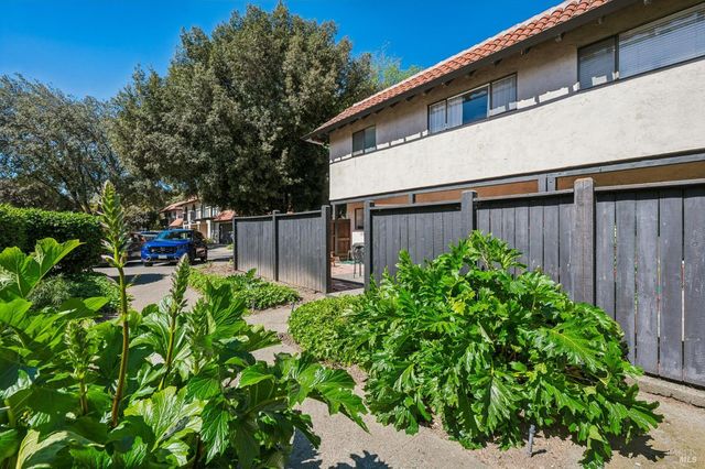 11 Pueblo Dr, San Rafael, CA 94903