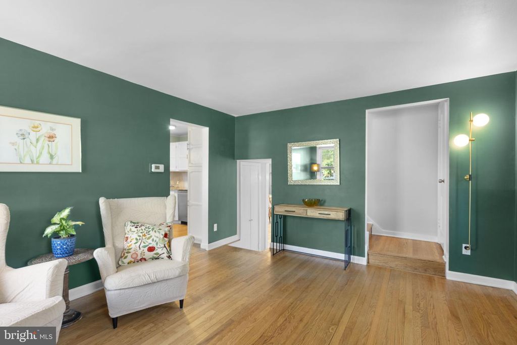 Image 10 of property listing at 5035 LAGUNA RD, College Park, MD 20740