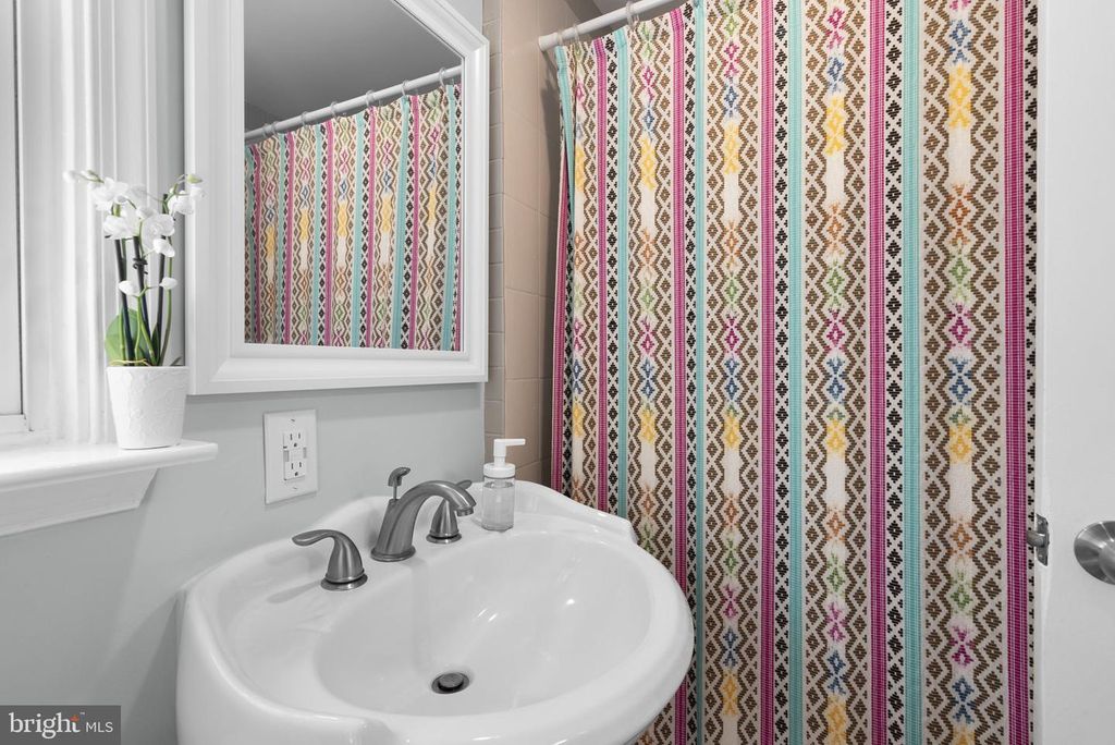 Image 14 of property listing at 5035 LAGUNA RD, College Park, MD 20740