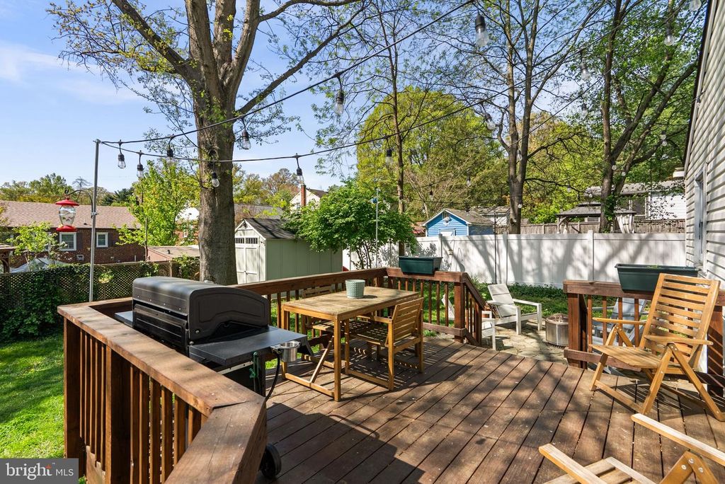 Image 17 of property listing at 5035 LAGUNA RD, College Park, MD 20740