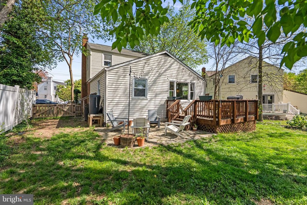 Image 19 of property listing at 5035 LAGUNA RD, College Park, MD 20740