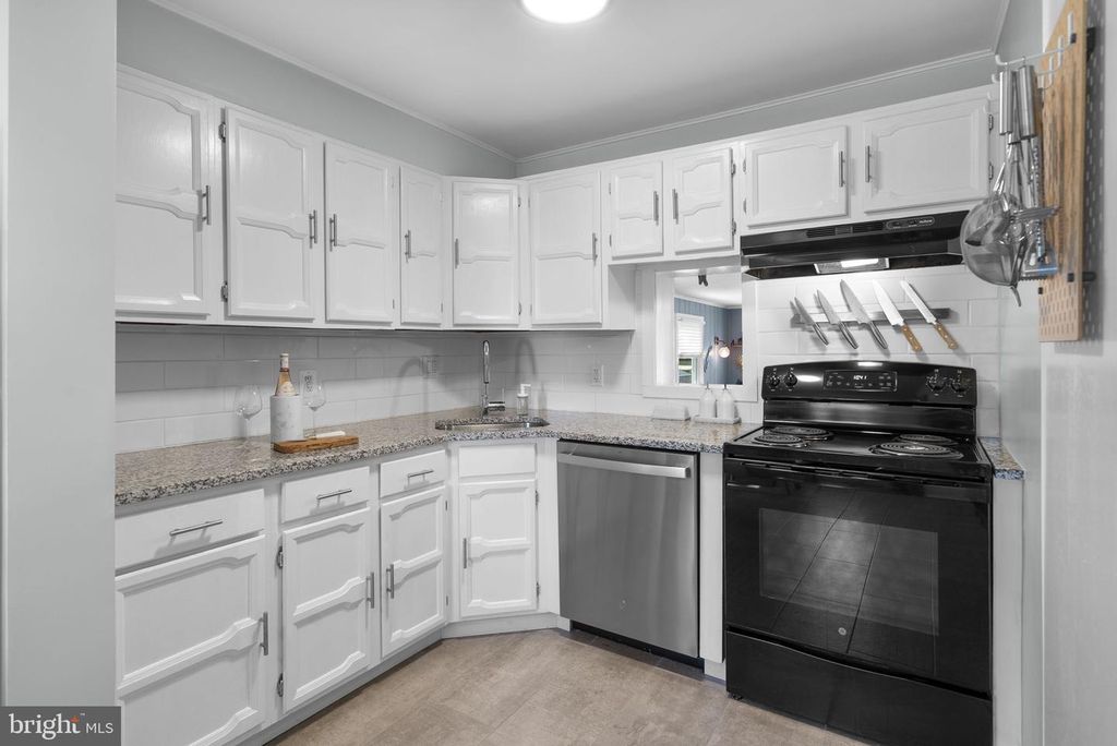 Image 2 of property listing at 5035 LAGUNA RD, College Park, MD 20740