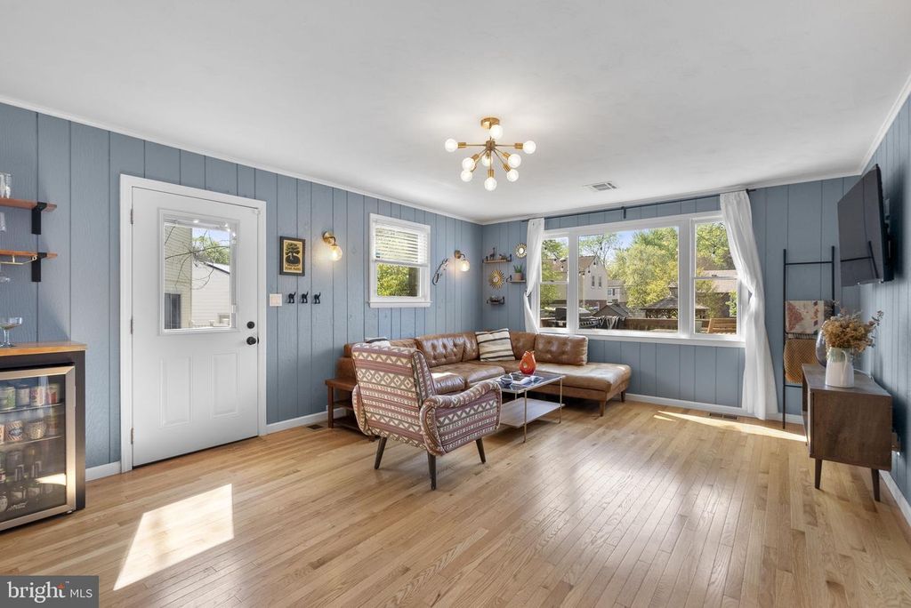 Image 4 of property listing at 5035 LAGUNA RD, College Park, MD 20740