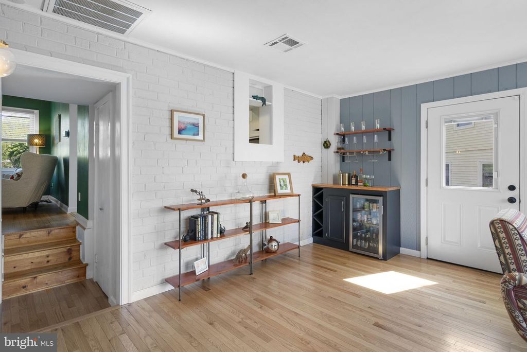 Image 5 of property listing at 5035 LAGUNA RD, College Park, MD 20740