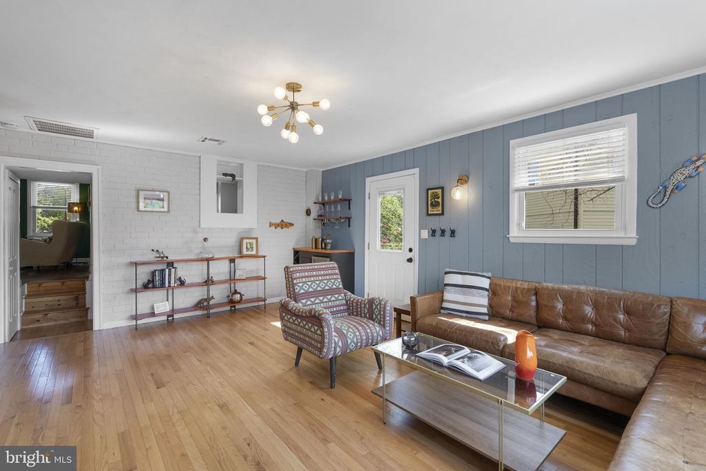 Image 6 of property listing at 5035 LAGUNA RD, College Park, MD 20740