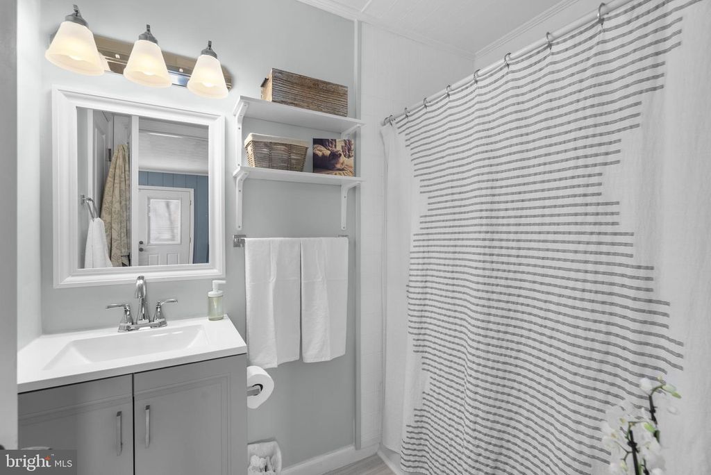 Image 8 of property listing at 5035 LAGUNA RD, College Park, MD 20740