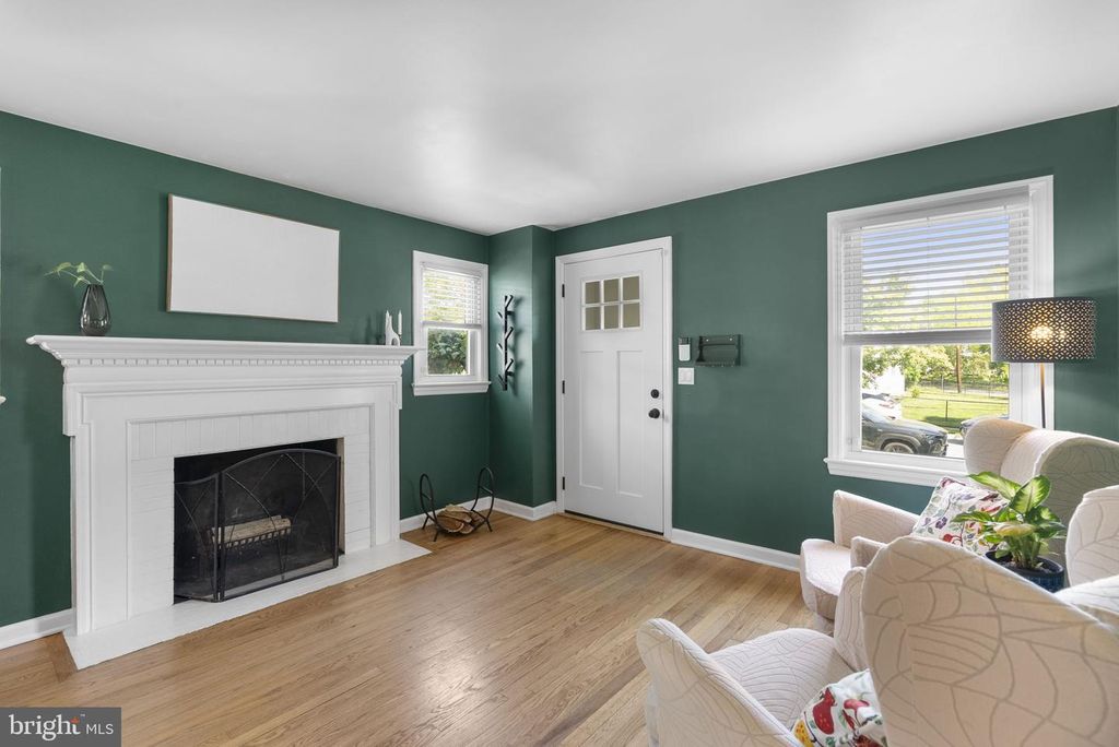 Image 9 of property listing at 5035 LAGUNA RD, College Park, MD 20740