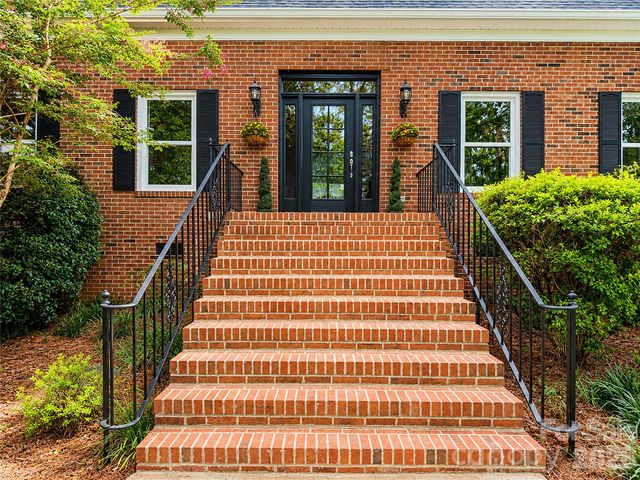 8503 Foxbridge Drive, Matthews, NC 28104
