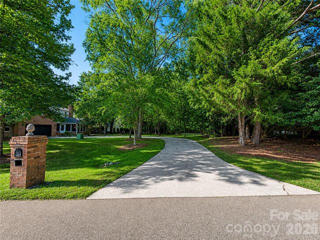 8503 Foxbridge Drive, Matthews, NC 28104