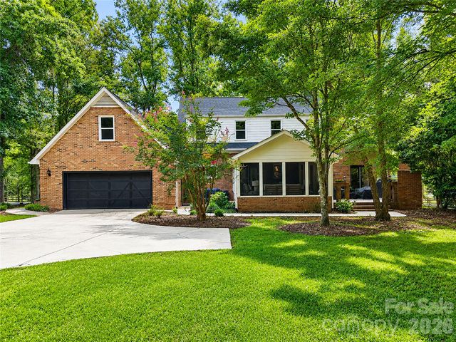 8503 Foxbridge Drive, Matthews, NC 28104