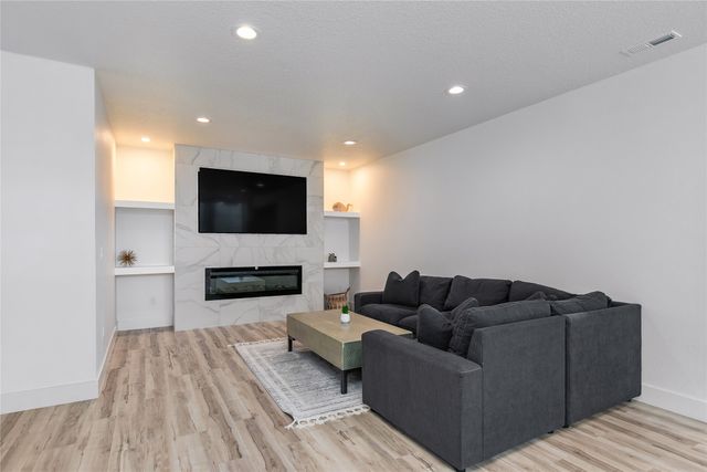 14725 Stonecrop Drive, Urbandale, IA 50323
