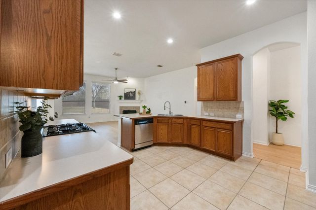 1020 Fair Oaks Drive, Grand Prairie, TX 75052