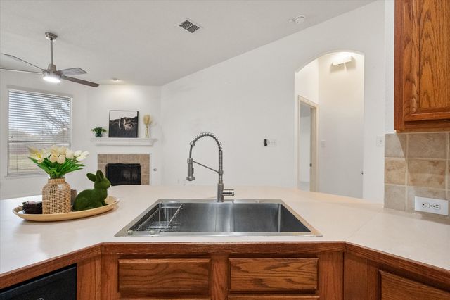 1020 Fair Oaks Drive, Grand Prairie, TX 75052