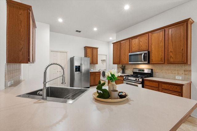 1020 Fair Oaks Drive, Grand Prairie, TX 75052